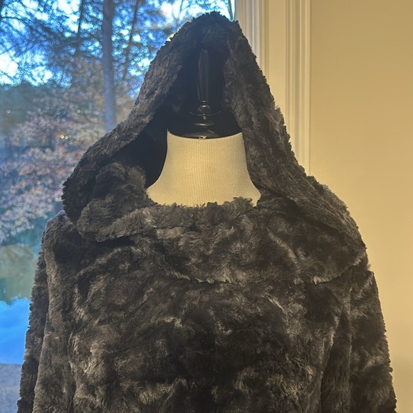 Pandemonium Seattle Faux Fur Pullover/hoody, Size Small, Like new - Picture 7 of 8